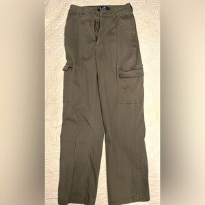 Hollister, army green, cargo pants. New washed, but never worn. Great condition.